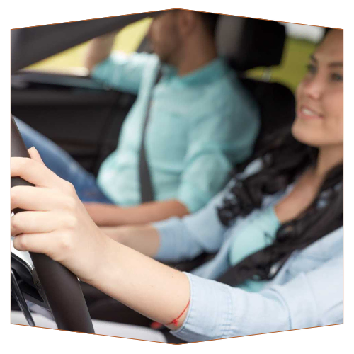 mujer conduciendo coche